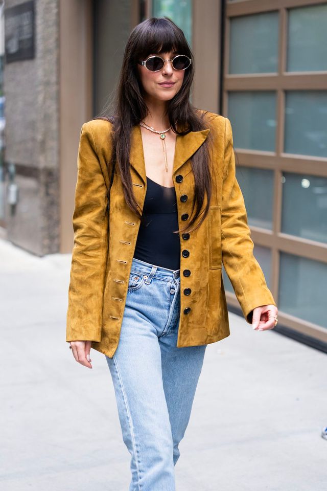 지난 5월 30일, 뉴욕의 미드타운에 등장한 다코타 존슨.