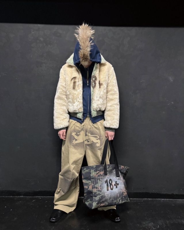 펑크 문화에서 착안해 펑키한 헤어스타일을 재해석한 모자와 타이포그래피 디테일이 눈에 띄는 2025 F/W 룩 북 이미지.