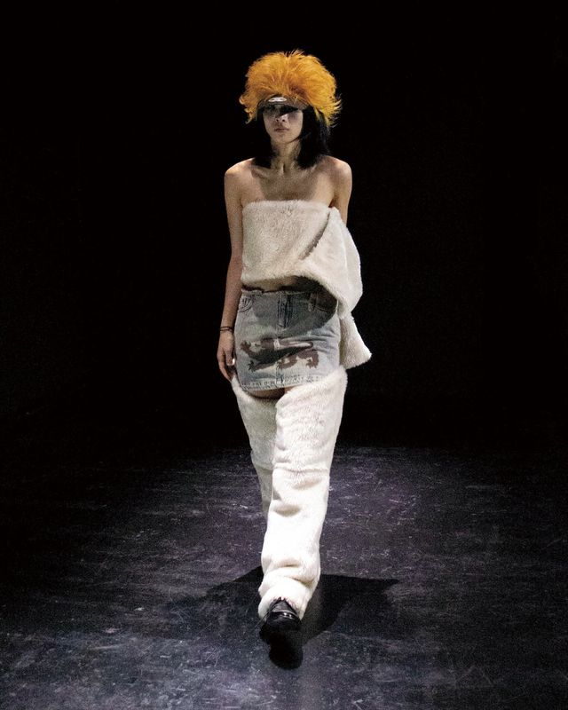 펑크 문화에서 착안해 펑키한 헤어스타일을 재해석한 모자와 타이포그래피 디테일이 눈에 띄는 2025 F/W 룩 북 이미지.