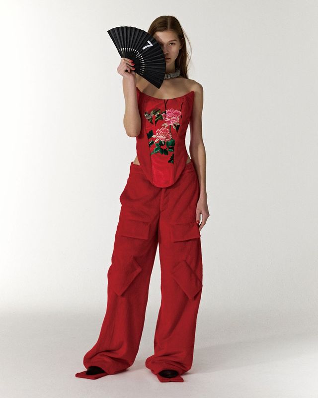 다양한 전통 요소를 재해석한 디테일이 돋보이는 르쥬 2025 F/W 컬렉션. 