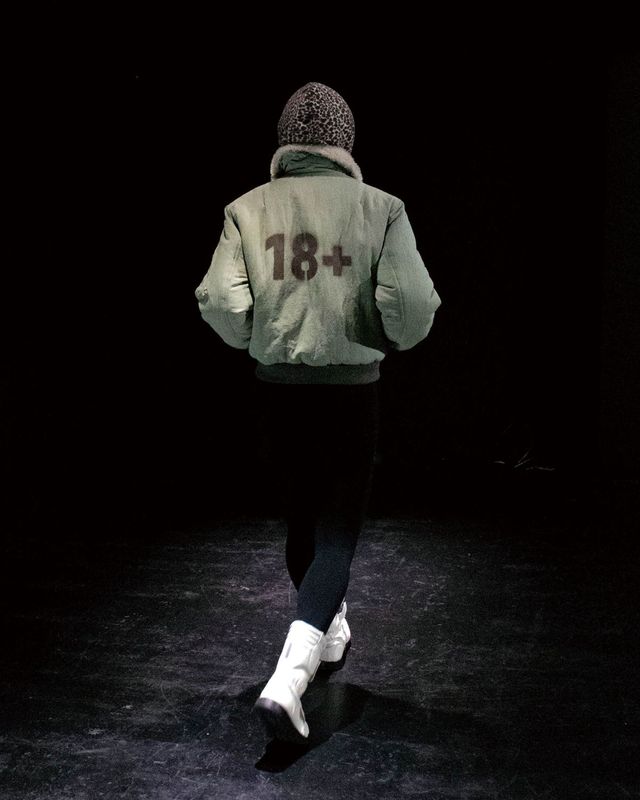 펑크 문화에서 착안해 펑키한 헤어스타일을 재해석한 모자와 타이포그래피 디테일이 눈에 띄는 2025 F/W 룩 북 이미지.