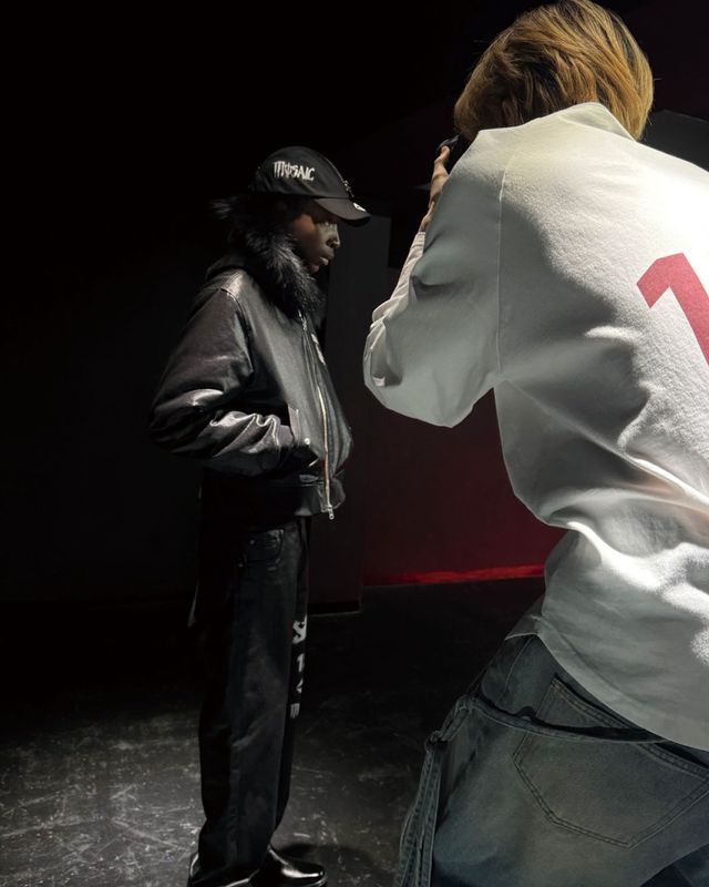 자체적으로 룩 북 이미지를 촬영하며 독특한 비주얼 세계를 구축하는 모자이크 소사이어티.