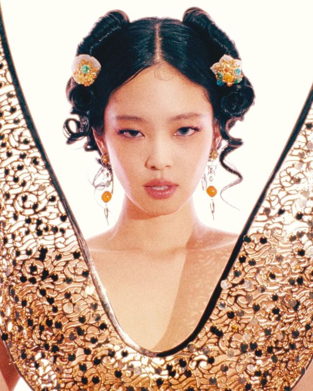 신라시대에서 영감받아 제작한 제니의 뮤직비디오 의상.