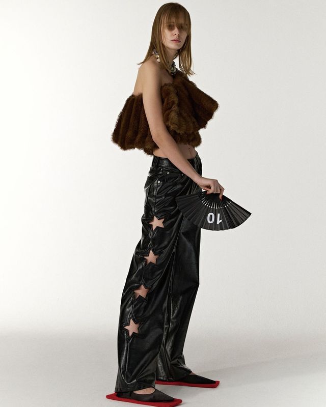 다양한 전통 요소를 재해석한 디테일이 돋보이는 르쥬 2025 F/W 컬렉션. 