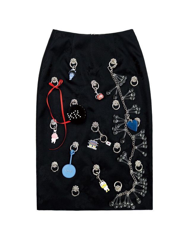 다양한 전통 요소를 재해석한 디테일이 돋보이는 르쥬 2025 F/W 컬렉션. 