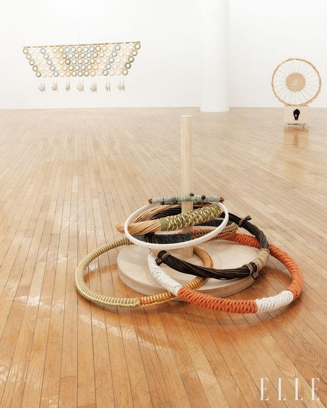 동물원에서 관찰한 동물 행동 풍부화 도구이자 고리 던지기, 종치기 등의 놀이를 연상시키는 퍼포먼스 소품 〈소품 5. 고리던지기〉.