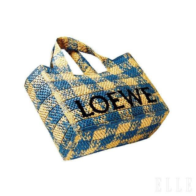하늘색의 큼직한 깅엄 체크가 특징인 라피아 토트백은 가격 미정, Loewe. 