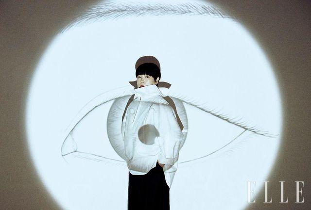 화이트 톱과 블랙 팬츠는 모두 Cos. 