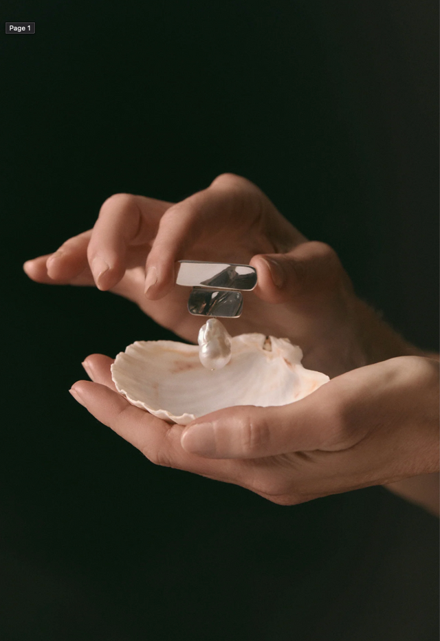 진주 장식이 달린 ILONA 컬렉션의 브로치. 