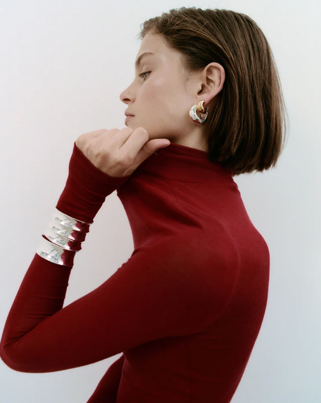 AGMES의 리지 커프와 조지아 커프를 착용한 모델. 