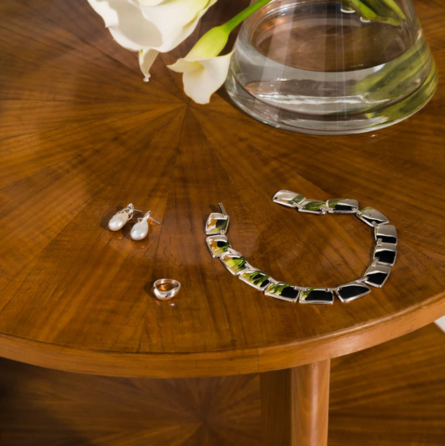 바바라 햅워스와 자코메티, 이사무 노구치, 엘스워스 켈리 등에서 영감을 받아 완성한 AGMES의 주얼리.