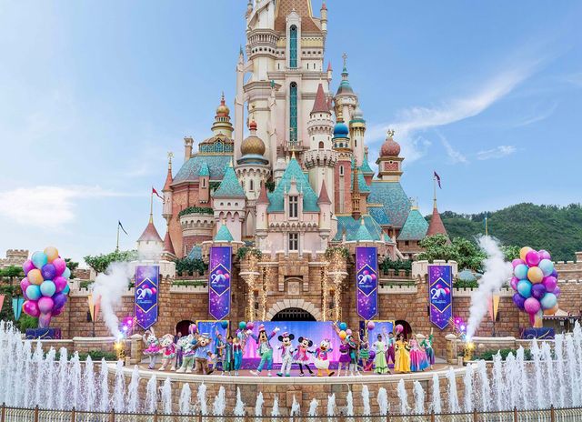 “빛나는 마법의 순간!” 성에서 펼쳐지는 흥겨운 캐슬 스테이지 공연