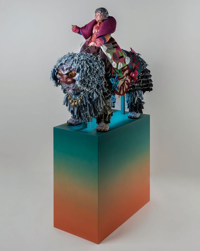 제이디 차, 베니토 마요르 발레호(Benito Mayor Vallejo) ‘안내자와 짐승(The Guide with Her Beast)’, 2023, 포토폴리머 수지에 아크릴릭, 리넨, 워싱 데님, 혼합 기능성 원단, 황동, 자개 단추, 진주, 나무, LED 조명, 110x50x100cm 받침대 포함. 