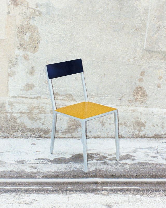 단순한 구조에 컬러로 포인트를 더한 의자는 ‘알루(Alu) 체어’. 