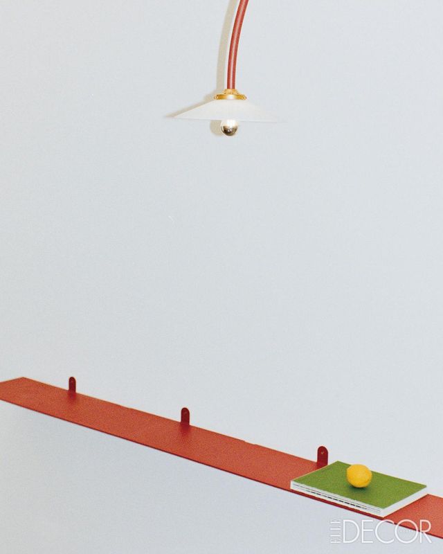 하나의 스틸 플레이트를 사용해 미니멀리즘 미학을 선보인 선반은 ‘셸브(Shelf) N°1’.