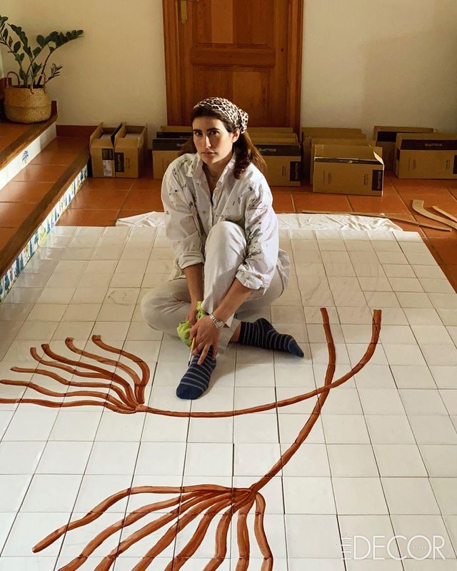 자신의 욕실을 위해 타일 조각을 맞추고 그 위에 그림을 그리고 있는 히셀라 탈리타.