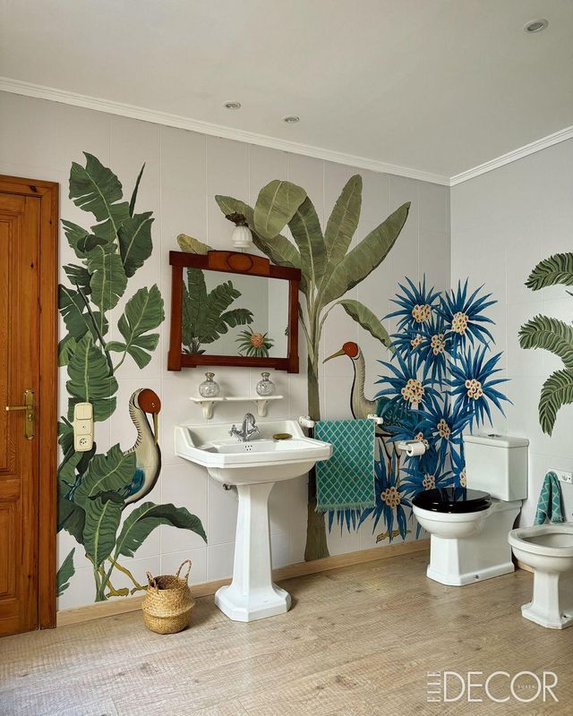 욕실의 오래된 타일에 그린 벽화 일러스트레이션 프로젝트. 오래된 타일은 특수 페인트로 칠했고, 벽화가 완성된 이후 아크릴 물감으로 직접 핸드페인팅을 했다.