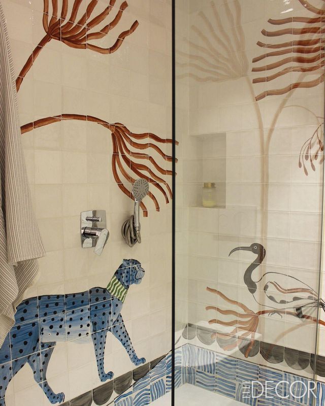 자신의 욕실 전체를 실험공간으로 삼은 히셀라 탈리타. 타일 위에 그림을 그리고 도예 공방에서 직접 타일을 구워 완성했다.