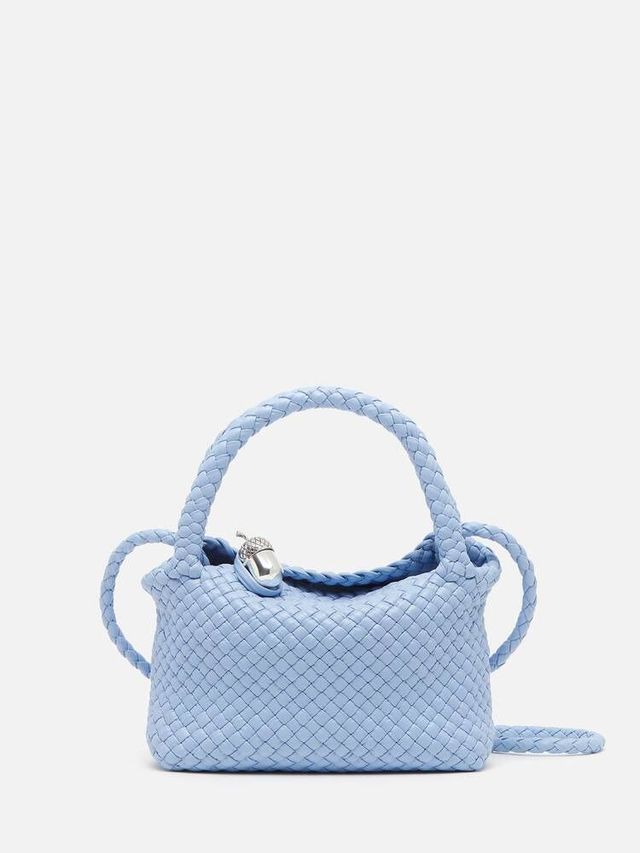 구조적인 구 형태의 실루엣에 메탈릭 스피어 장식의 플랩 잠금 장치로 포인트를 준 아이스 컬러 토스카 백.