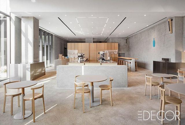 한강의 윤슬을 천장에 형상화한 블루 보틀 한남. 