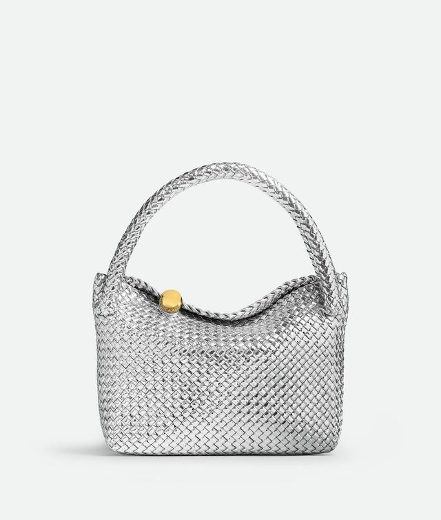  인트레치오 기법으로 완성한 실버 컬러 토스카 백.