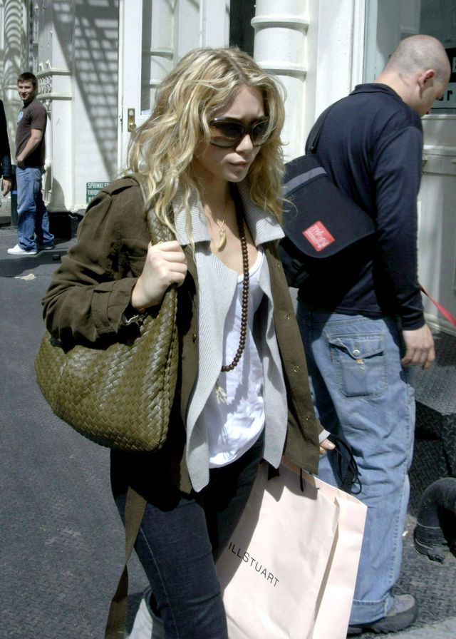 2005년 인트레치아토 백을 든 애슐리 올슨의 모습.