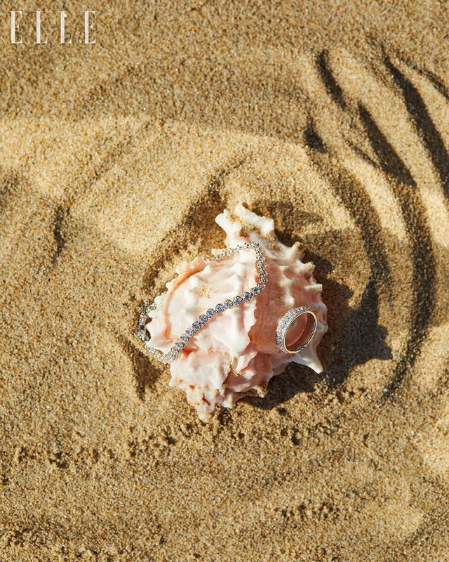 이어링, 네크리스, 브레이슬릿, 링은 모두 벨라 컬렉션 Stonehenge. 