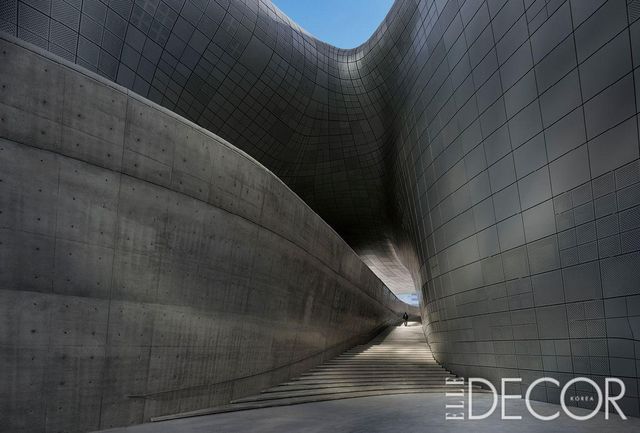 세계 최대 규모의 비정형 알루미늄 패널로 유기적 형태를 완성한 동대문디자인플라자. 