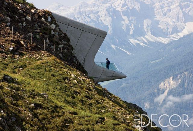 주변 산의 경관을 해치지 않기 위해 이탈리아 크론플라트츠 산의 정상을 뚫어 산의 일부인 것처럼 설계한 ‘메스너 마운틴 뮤지엄(Messner Mountain Museum)’. 