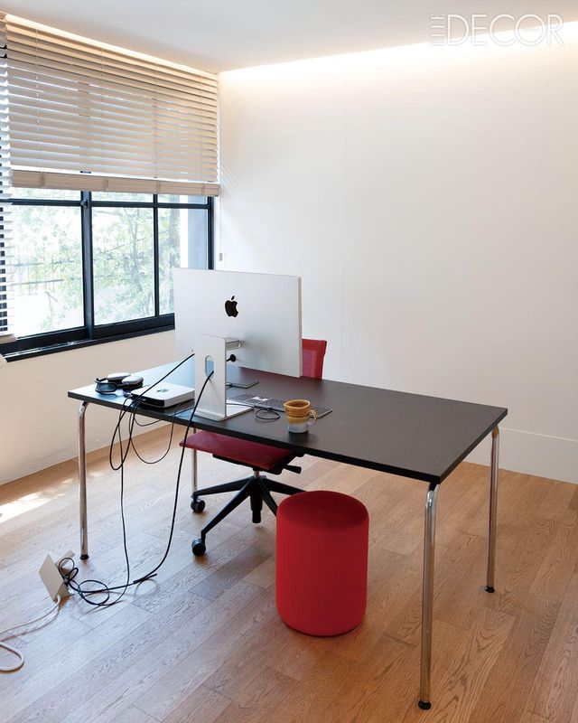 1층의 작업공간은 꼭 필요한 가구로 구성했다. 