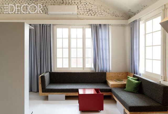 집주인이 가장 애정하는 가구인 소파는 플랏엠에서 맞춤 제작한 것. 크바드랏 패브릭으로 업홀스터리하고, 부엌 천장에 쓰인 나무 패널 컬러에 맞춰 프레임을 짰다.