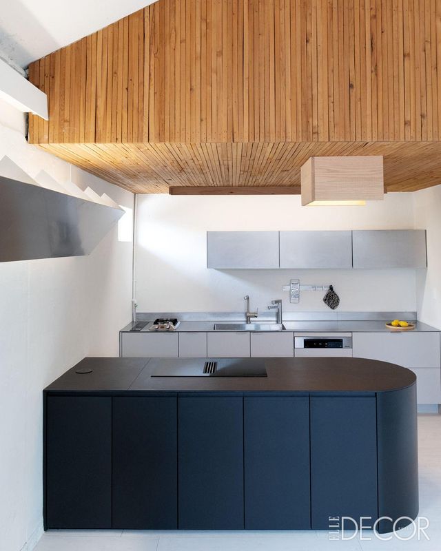 2층 박공지붕을 따라 설치된 나무 패널 아래에는 MMK에서 제작한 주방 가구와 디자인 스튜디오 플랏엠의 조명이 어우러져 있다.