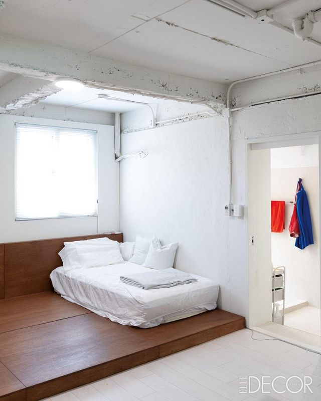  1층 침실은 나무 단을 설치해 공간을 분리하고 침대 프레임처럼 활용했다.