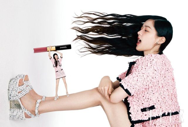 입체적인 디테일의 핑크 원피스와 카디건, 슈즈, 이어링은 모두 Chanel. 