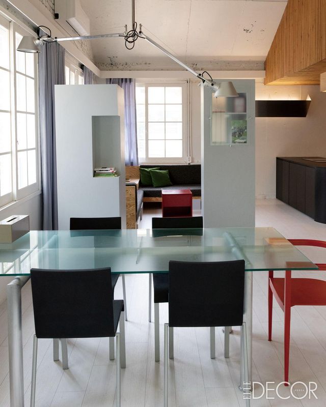  플랏엠에서 제작한 다이닝 테이블과 비트라 체어, 타워 시리즈가 어우러진 2층 풍경. 