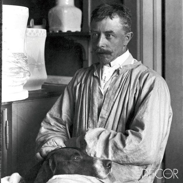 블루 플루티드 플레인은 로얄 코펜하겐 역사상 가장 중요한 역할을 했던 아트 디렉터 아놀드 크로그에 의해 1885년을 기점으로 재정립돼 두 가지 갈래로 크게 발전하게 된다. 하나는 가장 기본이 되는 플루티드 플랫폼, 다른 하나는 풍성하게 레이스 장식을 채운 레이스드 플랫폼이다.