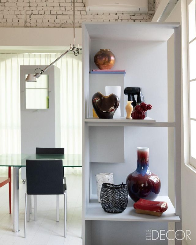 출장 중 하나씩 모은 오브제들이 공간에 활기를 더한다. 