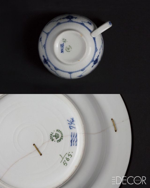 로얄 코펜하겐의 오랜 헤리티지와 장인 정신을 그리는 백 스탬프. 세 줄의 물결무늬는 로얄 코펜하겐 공방의 페인팅 장인들만 그릴 수 있다.