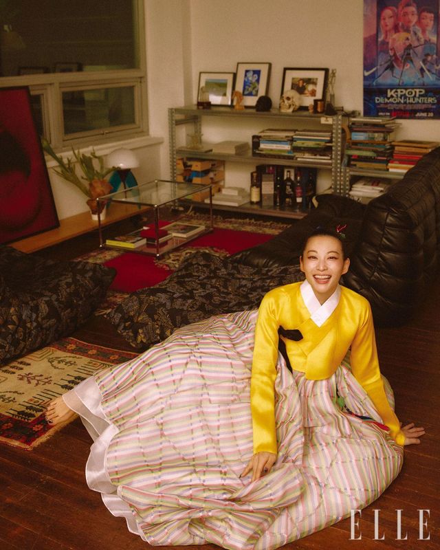 노란 저고리와 치마, 머리에 꽂은 뒤꽂이는 모두 Orimi. 