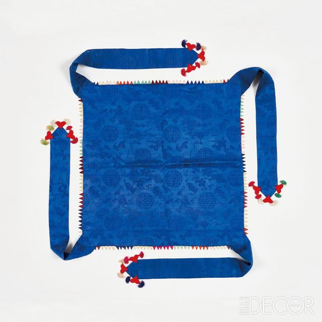 술장식 조각 격자무늬 보자기 안감. 정사각형 직물 조각을 이은 겉감에 안감으로 파란색 비단을 덧대고, 가장자리에는 잣을 본뜬 작은 장식을 더했다. 귀퉁이에는 부채꼴 모양의 은색 종이와 색실 술을 달아 장식한 파란색 끈이 매달려 있다. 정성을 담아 만든 예물 보자기로 추정된다. 