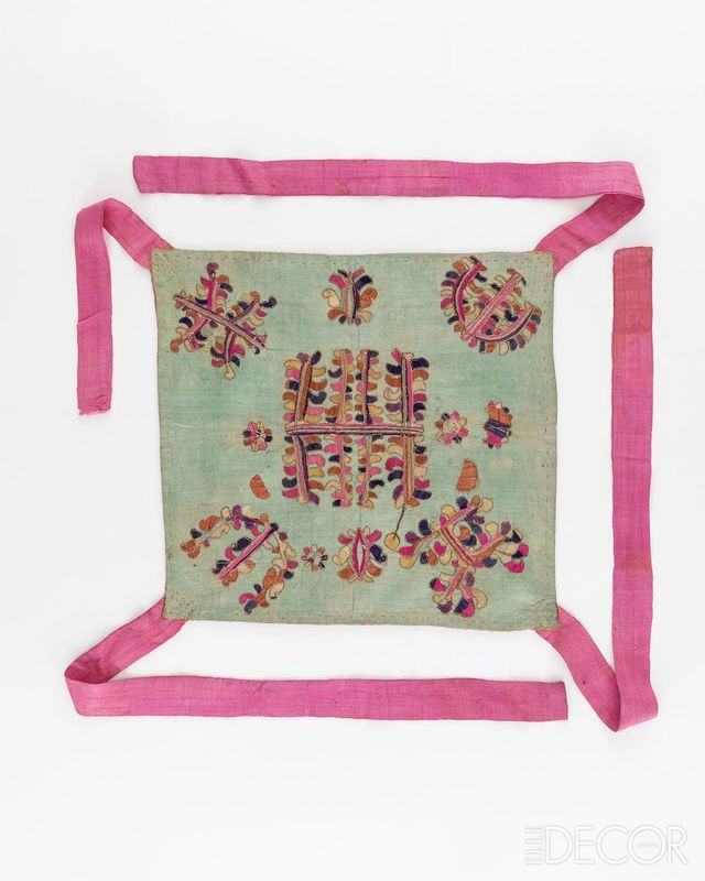 자수 식물 무늬 보자기. 나무와 꽃 등 식물을 이용해 ‘王’과 ‘山’ 등의 글자를 알록달록하게 표현한 점이 인상적이다.