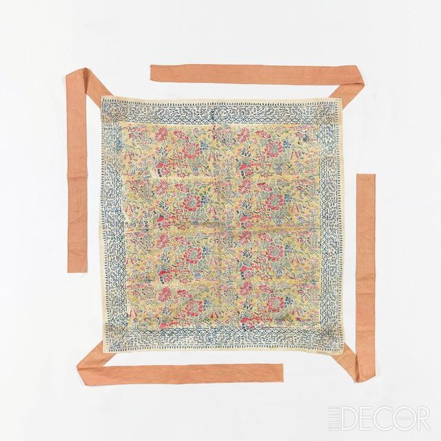 날염 보물 무늬 보자기. 보검과 파초선, 호리병, 화병, 피리, 연꽃 등 도교의 여덟 신선이 지녔다는 보물을 다양한 색으로 겉면에 찍어냈다. 국내에서는 흔하지 않은 기법. 