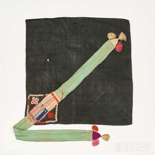 자수 기러기 매듭 보자기. 길고 얇은 직물 조각을 연결해 만든 기러기 매듭으로 좌측 하단을 장식하고, 끈의 끝에 다른 색 직물과 술 장식으로 포인트를 줬다. 전통혼례에서 나무 기러기를 감싸는 용도로 사용했을 것으로 추정된다.