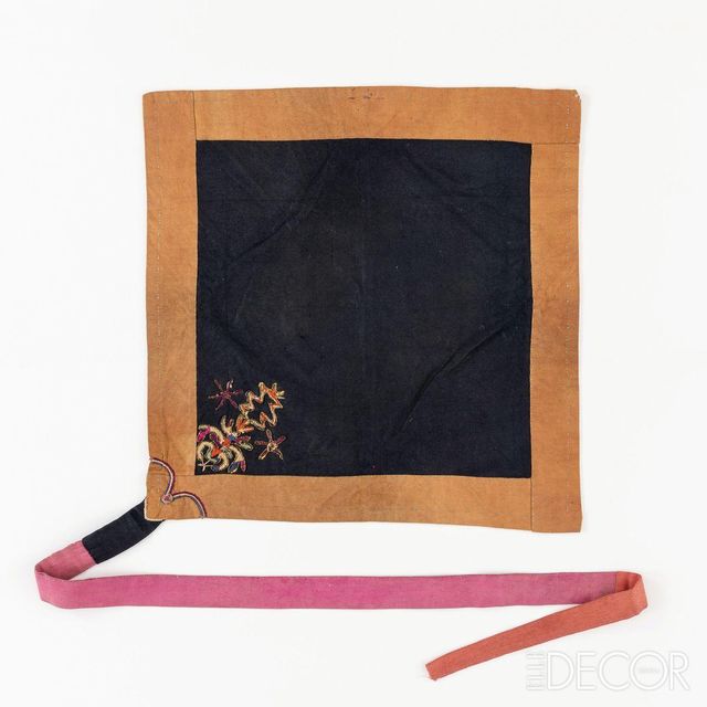 자수로 장식한 겹보자기. 검은 면직물 한쪽 귀퉁이에 여러 가지 색실로 수를 놓았는데 ‘목숨 수(壽)’ 자와 유사해 보인다. 귀퉁이 자수 무늬 외곽을 금색 실로 강조하고, 검은 면 가장자리에 황토색 직물로 넓게 테두리를 둘러 강조한 아웃라인이 단연 돋보인다.