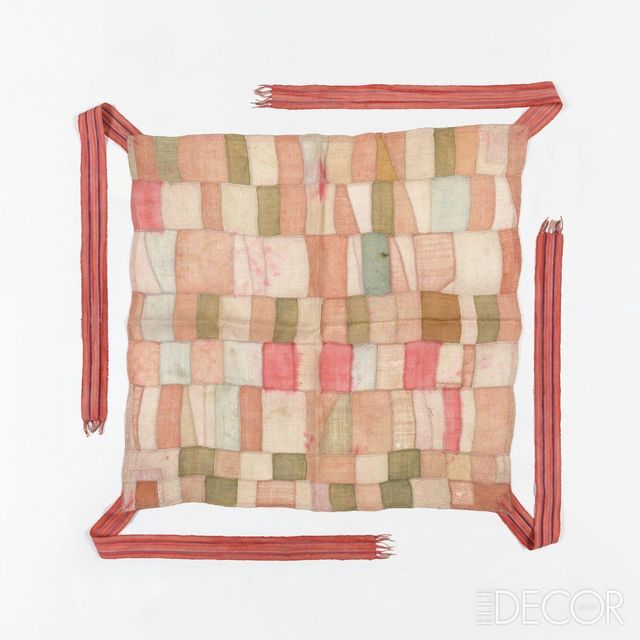 서로 다른 크기의 사각형 조각을 한 줄씩 나열해 오묘한 앙상블을 이뤄낸 조각 보자기. 귀퉁이 끈에 남색 줄무늬를 넣은 다음 올을 살짝 풀어냈다.