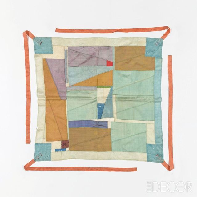 삼각형, 직사각형, 사다리꼴 등 다양한 형태의 조각으로 이뤄진 조각 보자기. 중앙의 작은 빨간색 조각이 은근히 시선을 끄는 포인트가 된다.