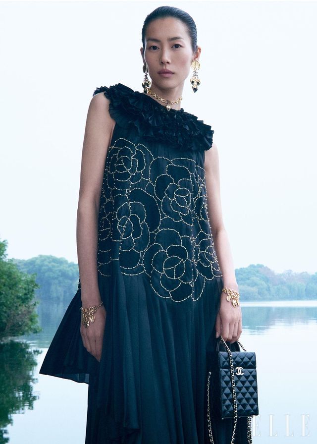 코로만델 병풍에서 영감받은 공방 컬렉션의 룩을 입은 모델 리우웬.