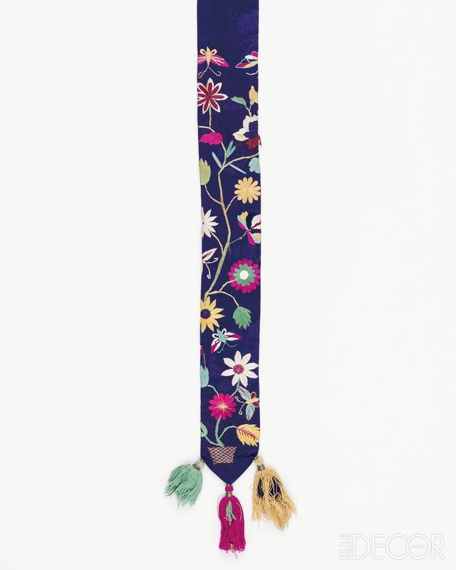 술장식 자수 꽃무늬 보자기에 달린 제비부리 모양의 끈. 꽃과 새, 나비를 수놓고 술 장식을 달아 어떻게 묶어도 아름다울 것 같다. 