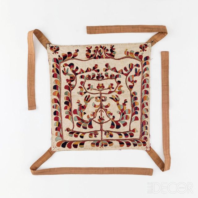 자수 식물 무늬 보자기. 나무줄기를 사각형으로 둘러싸면서 배치하고, 열매와 새를 유기적으로 연결해 완성한 자수 패턴이 자연의 역동성을 전달한다. 