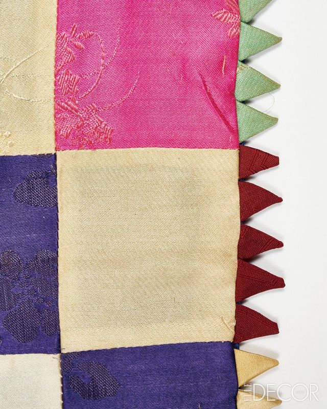 술장식 조각 격자무늬 보자기의 가장자리. 손톱보다 작은 자투리천을 일일이 접어 만든 잣 모양 장식은 행운과 복을 불러오는 것으로 간주해 신부의 혼수품과 어린아이 옷 장식에 많이 사용됐다.